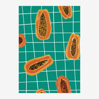 Six papayes coupées en deux, de couleur orange et jaune avec graines brunes visibles, disposées sur un damier blanc et.
