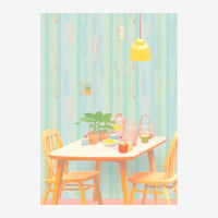 Illustration colorée d'une petite cuisine avec table blanche, deux chaises jaunes, pots de plantes, et suspension jaune.