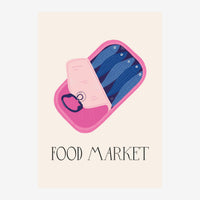 Une boîte de conserve rose ouverte contenant cinq poissons bleus alignés, sur fond beige, avec le texte "FOOD MARKET" en bas.