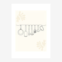 Illustration au trait fin montrant des ustensiles de cuisine suspendus à une corde : poêle, bouteille, fourchette, pinceau.
