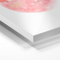 Gros plan de la matière : le tirage sous verre acrylique, tranche transparente visible.