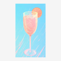 Un verre de cocktail rose rempli de glaçons avec une tranche de pamplemousse orange sur le bord, sur fond bleu ciel avec des.