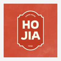 Affiche rectangulaire rouge terracotta avec un cadre blanc de forme ornementée contenant les mots « DINING HOUSE », « HO JIA.