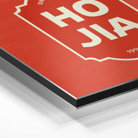 Gros plan de la matière : le tirage contrecollé sur aluminium Dibond mat, tranche visible.