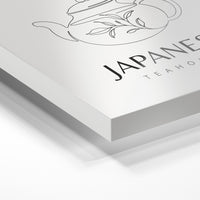 Gros plan de la matière : le tirage sous verre acrylique, tranche transparente visible.