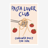 Affiche avec texte « Pasta Lover Club » en lettres bleues, illustration d'une fourchette avec pâtes et trois tomates rouges.