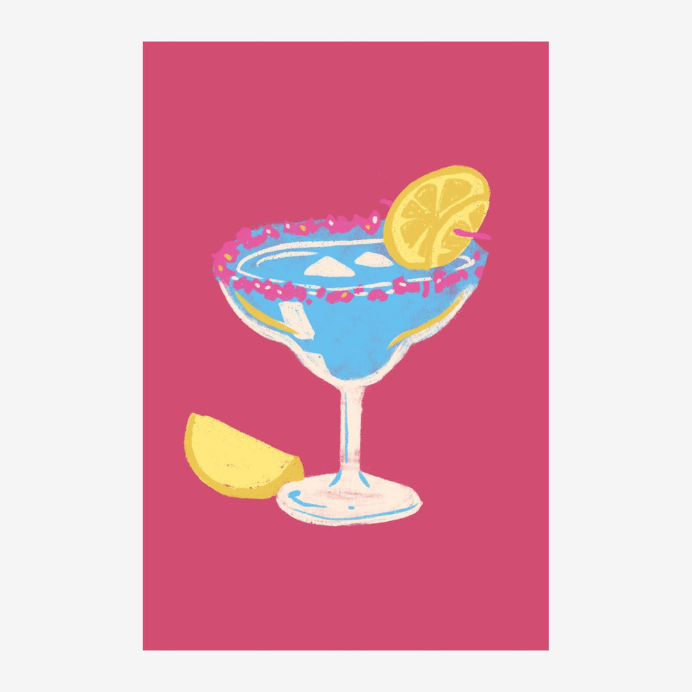 Un verre de margarita bleu turquoise orné d'une couronne rose et blanche, avec une tranche de citron sur le bord et une.