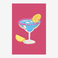 Un verre de margarita bleu turquoise orné d'une couronne rose et blanche, avec une tranche de citron sur le bord et une.