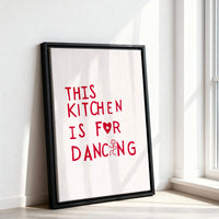 Le tableau accroché en situation dans un intérieur meublé.