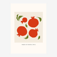 Trois grenades rouges avec feuilles vertes sur fond beige clair, style graphique minimaliste.
