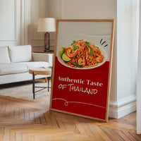 Le tableau accroché en situation dans un intérieur meublé.