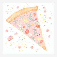 Une tranche de pizza triangulaire rose agrémentée de fleurs corail, blanches et jaunes et de feuilles vertes, avec une.