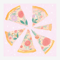 Cinq tranches de pizza triangulaires sur fond rose clair, chacune décorée de fleurs roses, violettes et feuilles vertes.