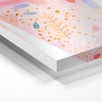 Gros plan de la matière : le tirage sous verre acrylique, tranche transparente visible.