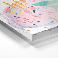 Gros plan de la matière : le tirage sous verre acrylique, tranche transparente visible.