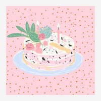 Illustration d'un gâteau rose garni de framboises et de feuillage, orné de deux bougies, posé sur assiette bleue sur fond.