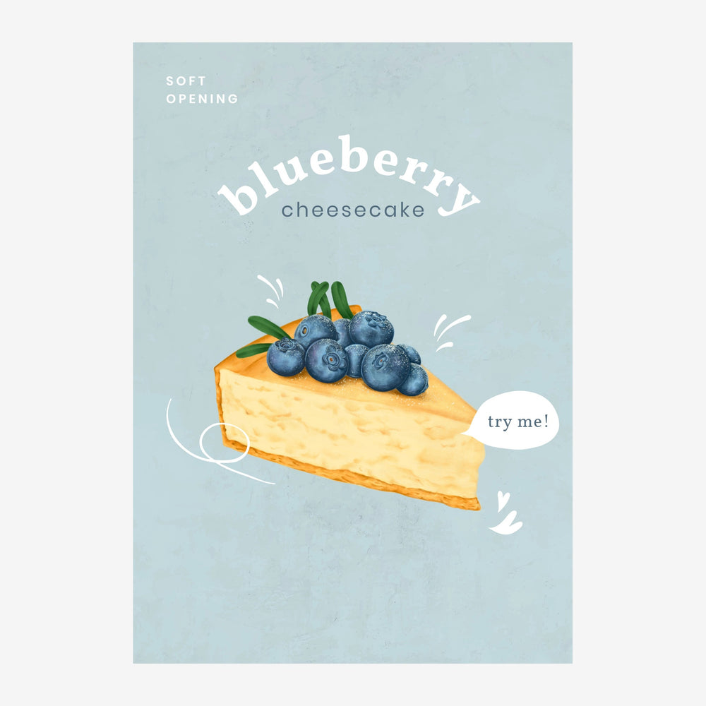 Illustration d'une part de cheesecake aux myrtilles garnie de fruits frais sur fond bleu ciel, avec texte « blueberry.