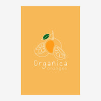 Affiche sur fond ocre doré avec trois oranges en ligne blanche, une entière et deux tranchées, une feuille verte en haut, et.