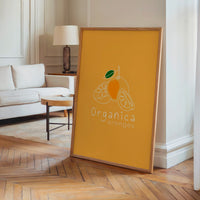 Le tableau accroché en situation dans un intérieur meublé.