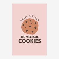 Affiche rose clair avec un biscuit aux pépites de chocolat stylisé au centre, entouré du texte « Tasty & Fresh » en haut et.