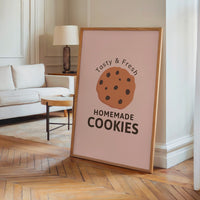 Le tableau accroché en situation dans un intérieur meublé.