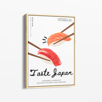 Le tirage encadré d'une caisse américaine en bois, vu de trois quarts contre un mur clair.