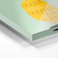 Gros plan de la matière : le tirage sous verre acrylique, tranche transparente visible.
