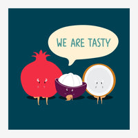 Trois personnages fruités souriants sur fond bleu : une grenade rouge, un bol de soupe blanc et une assiette orange, avec le.