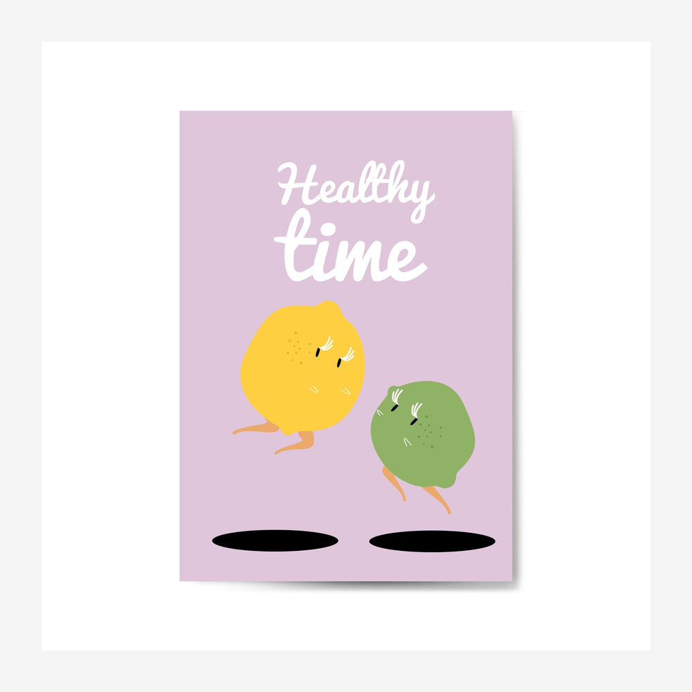 Affiche rose poudré avec deux fruits personnifiés (citron jaune et kiwi vert) et le texte « Healthy Time » en blanc cursif.
