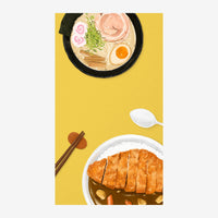 Vue de dessus de deux bols asiatiques sur fond jaune doré : l'un avec des ramen décorées de radis roses, œuf et germes.