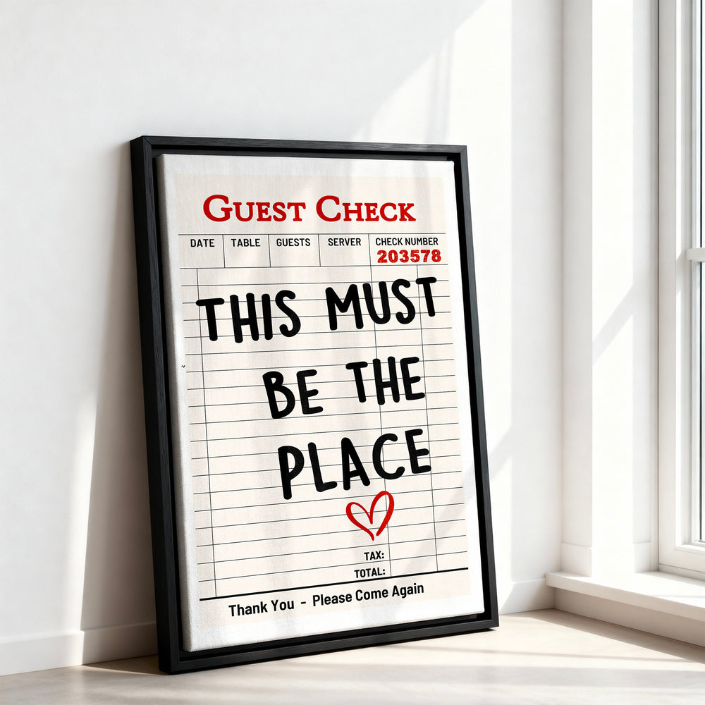 Le tableau accroché en situation dans un intérieur meublé.
