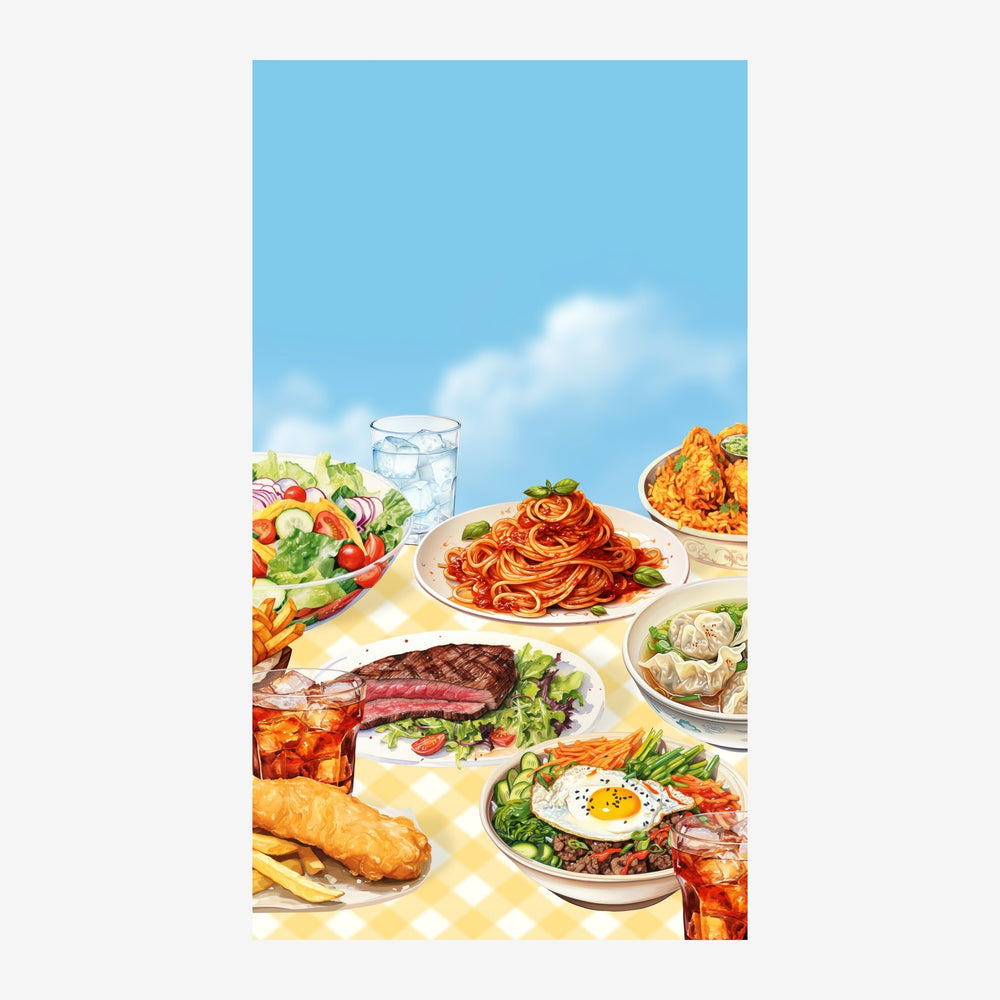 Table de repas d'été garnie de pâtes, œuf sur le plat, steak, salades et fruits, avec verre d'eau et ciel bleu en.