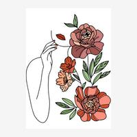Affiche minimaliste montrant un contour de main fin entouré de fleurs roses et orange aux feuilles vertes sur fond blanc.