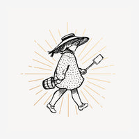 Illustration en trait noir d'une femme en robe à pois tenant une pelle, coiffée d'un chapeau, entourée de rayons dorés sur.