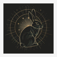 Lièvre stylisé en line art noir et or, au profil de trois-quarts, entouré d'une mandala de rayons géométriques et d'étoiles.