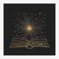 Un livre ouvert en traits fins dorés avec un soleil rayonnant émergeant de ses pages, étoiles et motifs géométriques autour.
