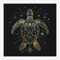 Tortue marine stylisée en contours dorés sur fond noir, entourée d'étoiles et de motifs célestes.