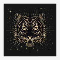 Portrait de tigre tracé en lignes or et fines sur fond noir, avec rayons lumineux émanant de son regard et petites étoiles.