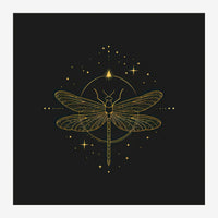 Libellule avec ailes détaillées en traits dorés sur fond noir, entourée d'une auréole lumineuse et d'étoiles scintillantes.