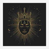 Portrait stylisé d'une reine couronnée aux yeux fermés, entourée d'une auréole de rayons dorés et d'étoiles, sur fond noir.
