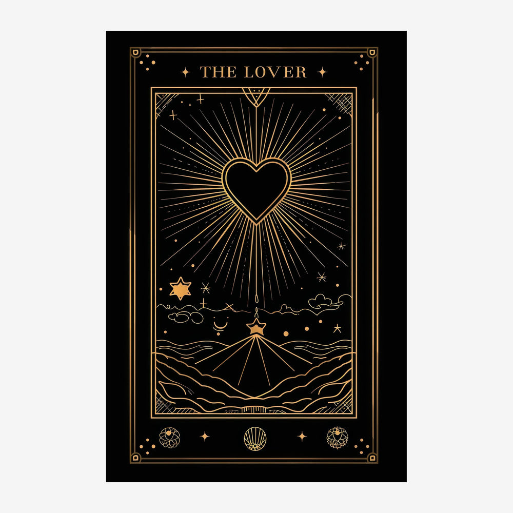Carte de tarot "L'Amoureux" stylisée en or et noir : un cœur rayonnant au centre, entouré de symboles célestes et.