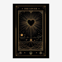 Carte de tarot "L'Amoureux" stylisée en or et noir : un cœur rayonnant au centre, entouré de symboles célestes et.
