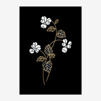 Une branche sinueuse aux traits dorés porte trois fleurs blanches stylisées sur un fond noir.