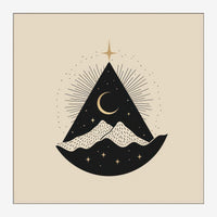 Composition minimaliste en noir et beige montrant une montagne blanche avec une lune croissant dorée, une étoile en haut et.