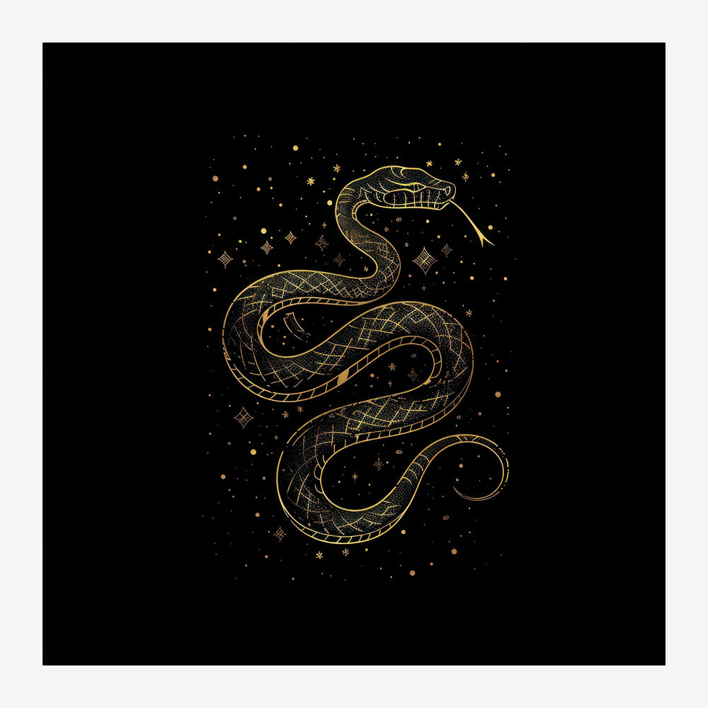 Un serpent aux écailles finement détaillées, tracé en filigrane doré, s'enroule sur fond noir avec des étoiles et motifs.