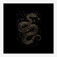 Un serpent aux écailles finement détaillées, tracé en filigrane doré, s'enroule sur fond noir avec des étoiles et motifs.