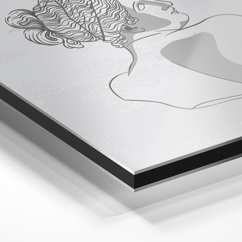 Gros plan du relief : la surépaisseur d'encre en lumière rasante sur aluminium Dibond.