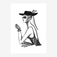 Illustration noir et blanc d'une femme élégante portant un chapeau large avec rubans, des lunettes de soleil et tenant une.