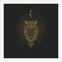 Illustration d'un hibou géométrique en lignes dorées avec un croissant de lune au-dessus et des rayons en étoile, sur fond.
