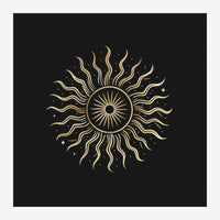 Soleil stylisé en line art aux rayons ondulants, peint en or sur fond noir avec de petites étoiles dispersées.